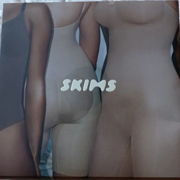 SKIMS by Kim Kardashian - Picture 1 of 8
